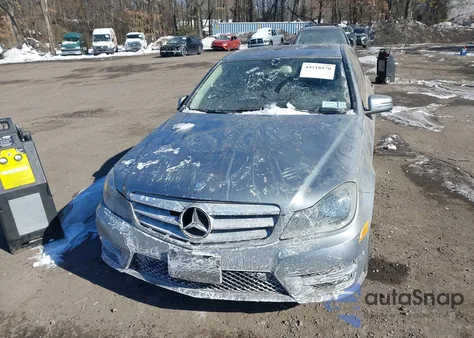 2013 Mercedes-Benz C 250 Sport z USA, uszkodzony, nr VIN WDDGF4HB8DA851415